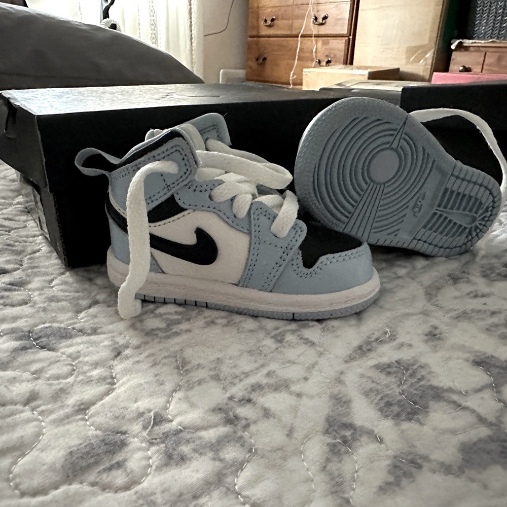 Jordan 1 Mid
